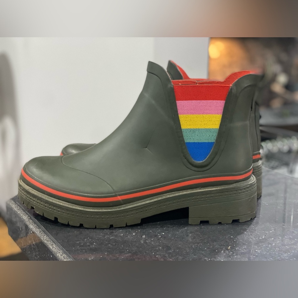 Boden Olive Green Rain Chelsea Boot with Rainbow Elastic